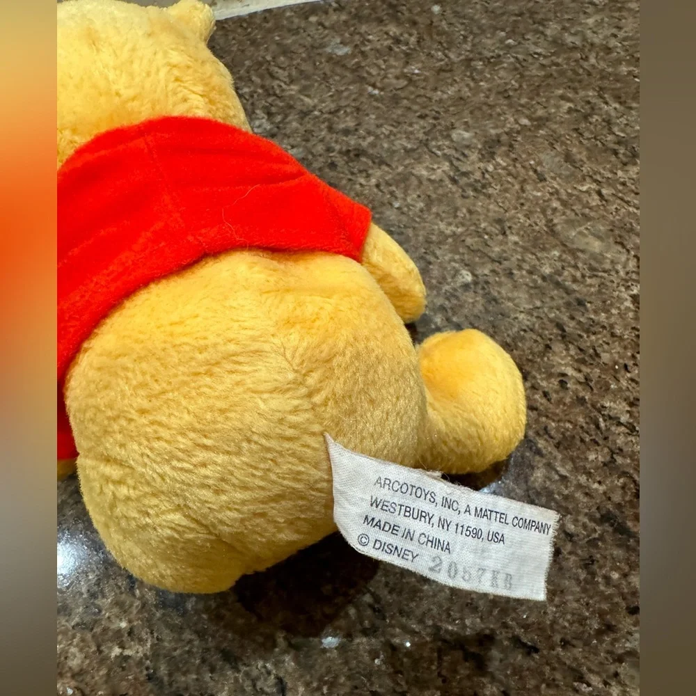 Vintage Winnie The Pooh Sitting With Red T- Shirt - Picture 5 of 8